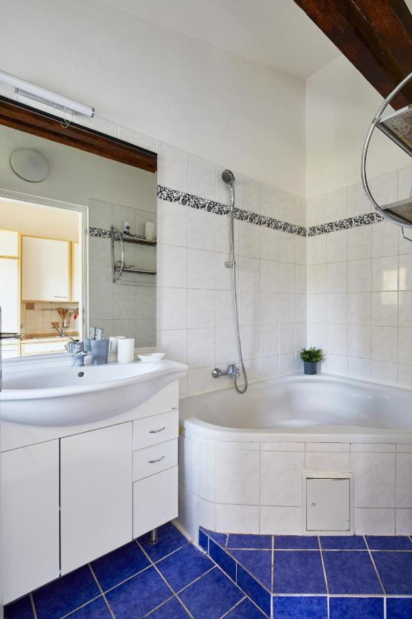 Apartamento Prague Days - Sunlit Attic Loft In Vinohrady Exterior foto
